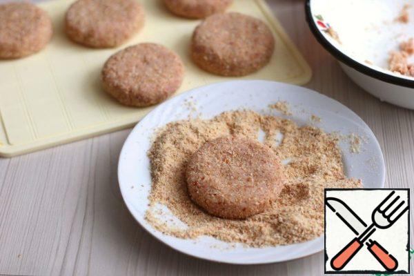 From the resulting mass sformovat the meatballs round shape. Sprinkle the meatballs with breadcrumbs. I got 8 meatballs of medium size.