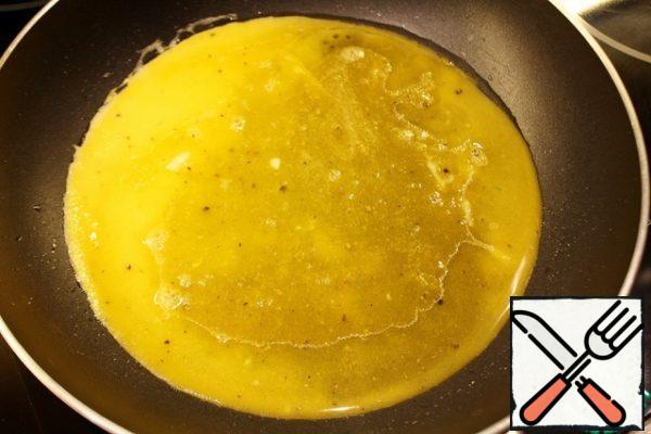 Over medium heat, heat the pan with a little oil, pour the yolk and wait until cooked.