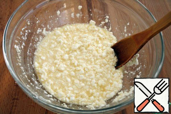 Beat the egg into the cottage cheese, add sugar, vanilla sugar, mix.
