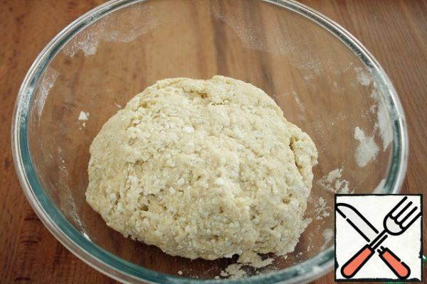 Then pour in the flour in parts and knead the dough that does not stick to your hands.
