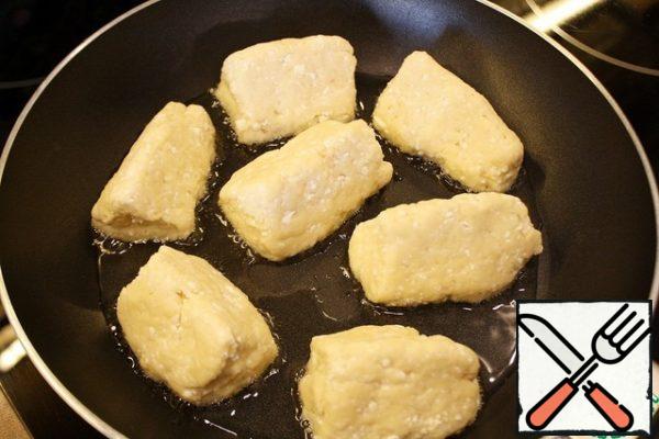Preheat the pan over medium heat with a little oil, spread our blanks and fry for two minutes on all three sides until golden brown.
