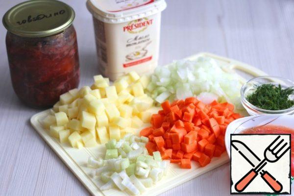 Vegetables cut into cubes (not to make it too small!). In this recipe slicing vegetables about 1-1. 5 cm.
Tomatoes cut into two parts, then RUB the tomatoes on a fine grater until the skin, it can be thrown away.