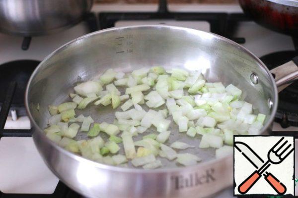 Add 1 tablespoon of melted butter to the pan, add 2 tablespoons of vegetable oil, put diced onion.
Sauté the onion until soft.