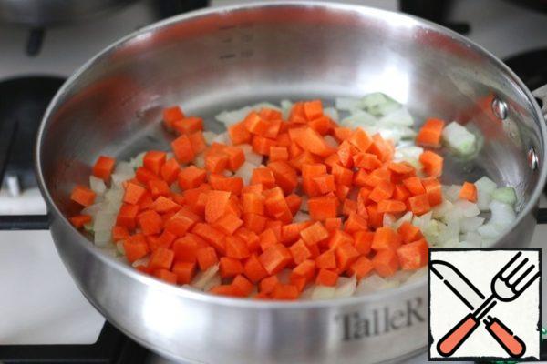 Then add diced carrots. The mixture is lightly fried.
