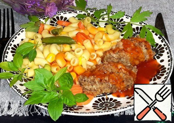 The top of the cutlets is slightly browned. Filed their
with boiled pasta and vegetables-peas, carrots
and broccoli. Dressed with sweet chili sauce. Decorated with greens. Cutlets all home very much.
Juicy and delicious.