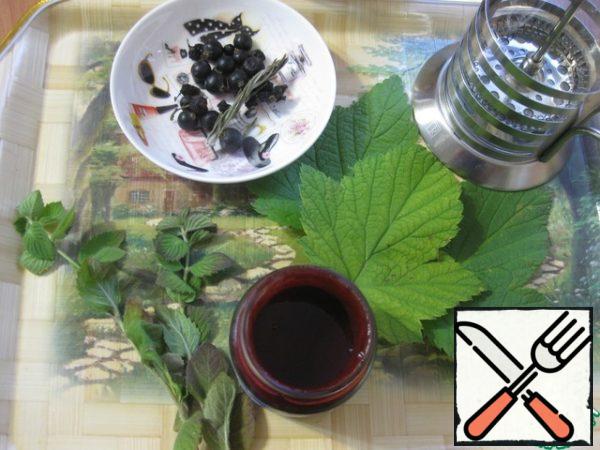 In principle, there is nothing much to describe in it) - everything is very simple - all the components of our tea are in the photo. I have a ready-made homemade currant puree without sugar, you can just take 2-3 tablespoons of berries and mash them well.
