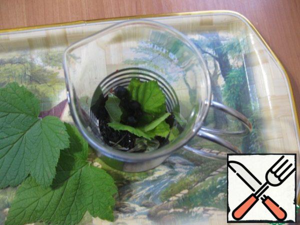We take a teapot, or, as I have, a French press, pour black tea there (green is possible, but it seems to me that black is more suitable), add clean currant leaves, mint, 5 rosemary needles (for the first time I do not advise any more) and a few currant berries.
