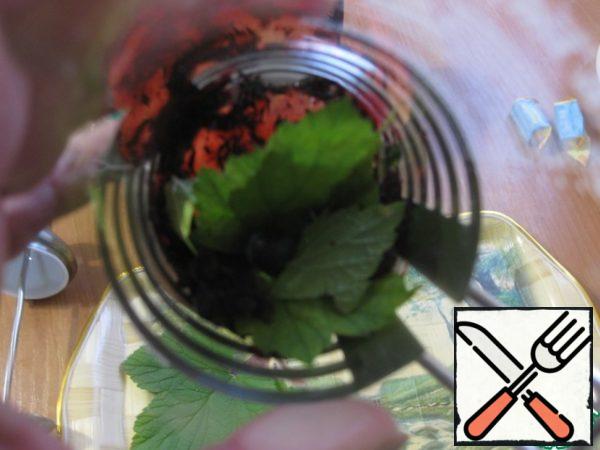 And add berry puree or mashed berries, pour boiling water over everything and let it stand for 15 minutes.
