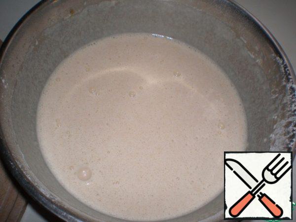 Leave the resulting dough for 15-20 minutes.
In the meantime, let's do the stuffing.
