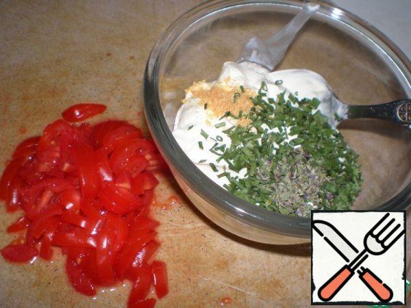 Making sauce. In sour cream pour chives (fresh or dried), garlic powder, so it was not so vigorous, and salt. Finely cut the tomatoes and add to the same. This is not tomatoes with sour cream, namely sour cream with tomatoes.