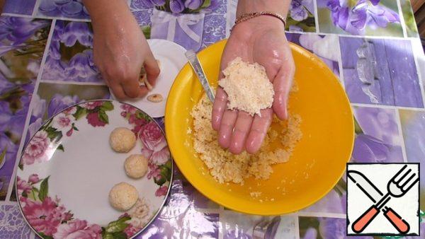 Formed candies with wet hands.
Dessert spoon do scone from coconut masses, in center-1 almond nut, form the ball. Roll in coconut shavings. Serve.
Store in refrigerator.