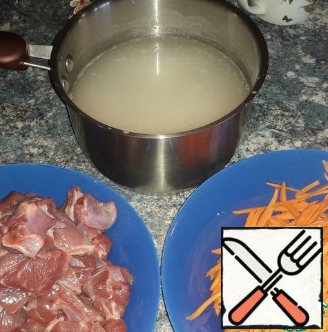 Thigh meat Turkey cut into cubes party about how phalanx of the index finger, carrot sticks, rice had previously settled in the water, rinse it until the water transparency. Control onion).