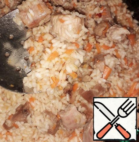 After 15-20 minutes, stir the pilaf with a slotted spoon, gently lifting it from the bottom and call everyone to the table.
Enjoy your meal.