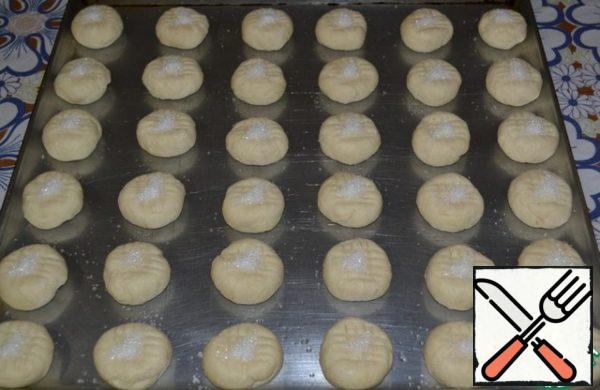 Roll the dough 36 balls, put on a greased baking sheet. Press with a fork and sprinkle lightly with sugar.