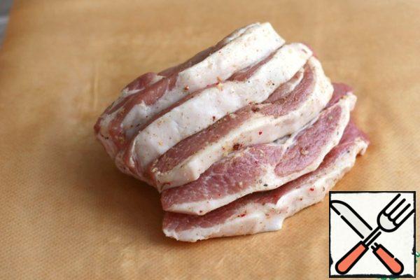 Then spread a sheet of foil on the table, put the parchment on it, put the pork loin on a sheet of parchment. Wrap the pork loin in parchment, then in a sheet of foil and send it to the oven preheated to 170-180C. The approximate baking time is 90 minutes. then unwrap the loin, slightly spread the layers of the loin and continue to bake for another 30-40 minutes. Then brown the grilled loin until golden brown.
I want to draw your attention, it is better to spread the loin on a sheet of parchment so that the bone is at the bottom and a layer of salsa is on top. When the fat melts, it will penetrate into the loin, and it will be juicy and delicious, and when processed on the grill, an appetizing golden crust will form on top.

