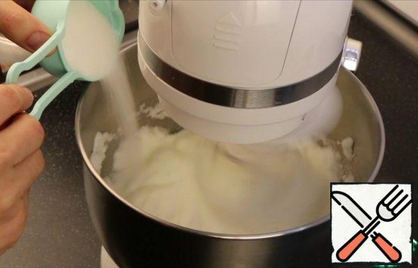 In a well-beaten egg whites add sugar (40g) and continue to whisk until the sugar dissolves.