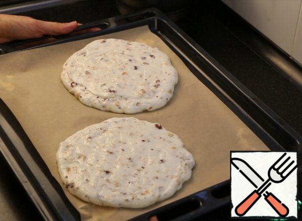 We spread the mass on parchment. It was easy to do with a pastry bag.
And we send it to the oven preheated to 150-160 degrees, with convection, for 1.5-2 hours. It is better not to open the oven door during baking. If you like slightly moist cakes inside - 1.5 hours. If you want to be completely dry-2. But it is better to adjust the temperature based on the characteristics of your oven. I pissed her off.
And it is advisable to plant cakes at some distance from each other. During baking, they expand slightly.
