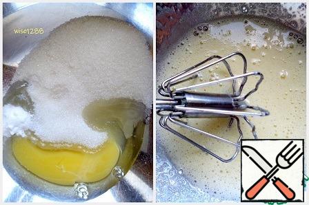 To egg add sugar and vanilla. Beat with whisk.