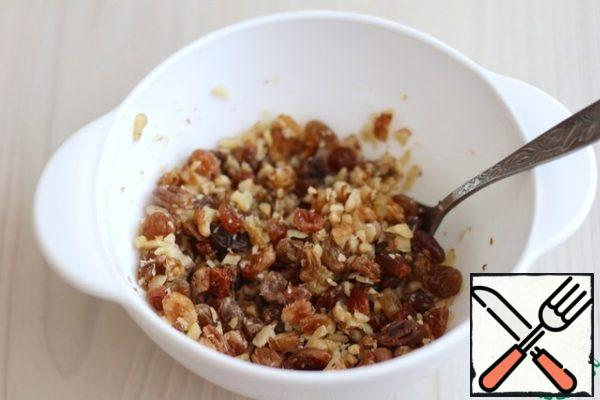 Raisins wash, pour 1 hour to 1.30 minutes with warm water, then dry with paper towel. Connect the chopped walnuts and raisins.