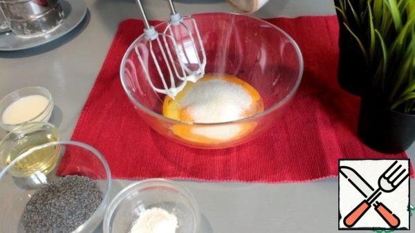 Add the yolks to the remnants of sugar and also whisk to lighten the weight and increase in volume.