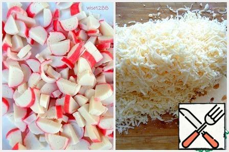 Cut crab sticks thinly across, chop the cheese into small pieces.