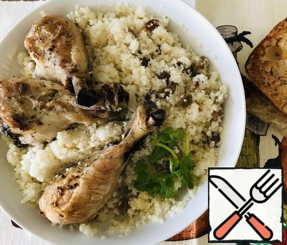 For the couscous put the chicken drumsticks, you can pour the sauce from the cooked chicken drumsticks.
Serve immediately.
