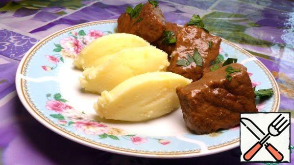 Return the meat to the sauce and serve hot with vegetables and mashed potatoes)
And I wish you Bon appetit, good mood and all the best!