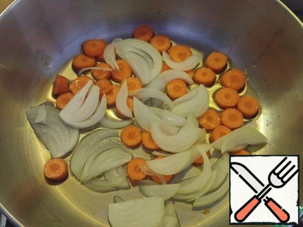 Cut the onion as desired, carrots washers. I have at this time there was only one, was too lazy to run after her)). Fry for 2 minutes