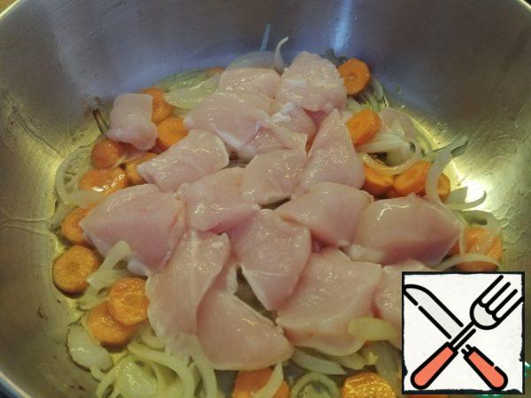 Add sliced chicken breast, I have somewhere 3x3, salt and pepper. Fry until white 2 minutes on one side, turn, then eat a couple of minutes with the second.