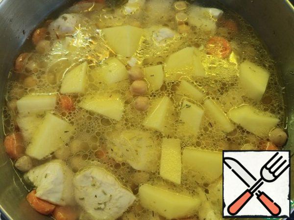 Then the potatoes appeared. Coarsely chop, pour water level with the potatoes and cook for 10-15 minutes.
