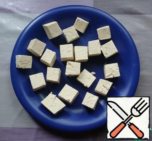 Good tofu dry and cut into cubes about is 3ґ3ґ3 cell see Strongly granulate is not necessary.
Onion cut into feathers.
Starch mix with small number of cold water.
If desired, slightly fry the sesame seeds in a dry pan.