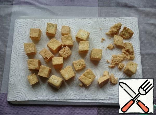 We put the pieces on a napkin.
If the tofu is too soft, the pieces may fall apart (right side of the photo). Not terrible. It just takes less time to fry them, and the dishes will have a less presentable appearance. It does not affect the taste.
