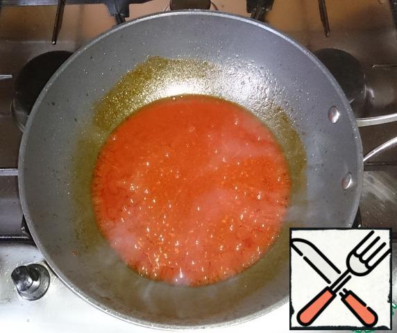 In a clean wok heat sesame oil (no sesame - take a simple vegetable refined). Add the cooked sauce, stirring constantly bring to a boil, let the sugar dissolve completely.