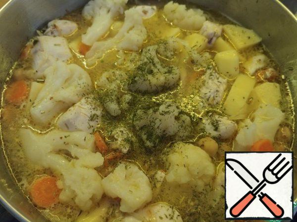 Then add the washed and cut into inflorescences cabbage, chickpeas from a jar without liquid, cook for 5 minutes. I added some dried dill and 1 hour. L. dry vegetable supplements. If the cabbage from freezing enough about 3 minutes.