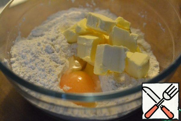In a bowl, mix the flour, baking powder, salt and 100g of sugar.
Stir. Add egg, sliced butter.