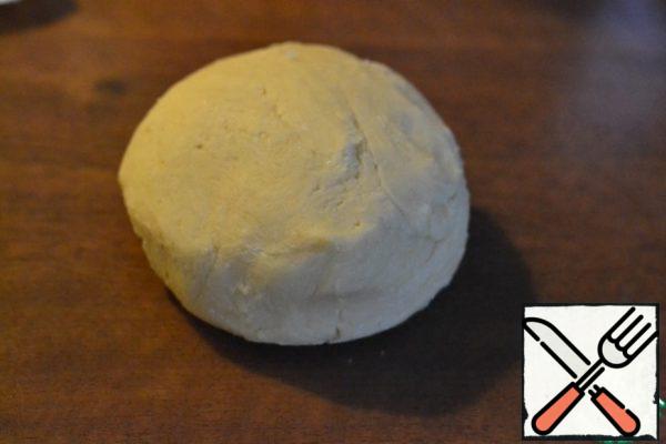 Knead the dough quickly. Wrap it in plastic wrap and leave it in the refrigerator for 30 minutes.
