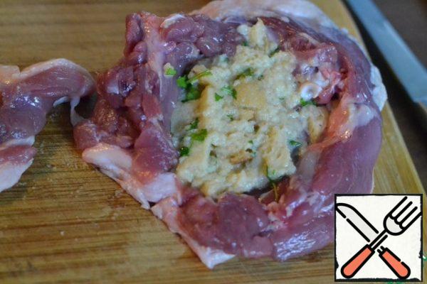 Fill the duck "pocket" stuffing. You can fasten the sides of the skin with a toothpick.