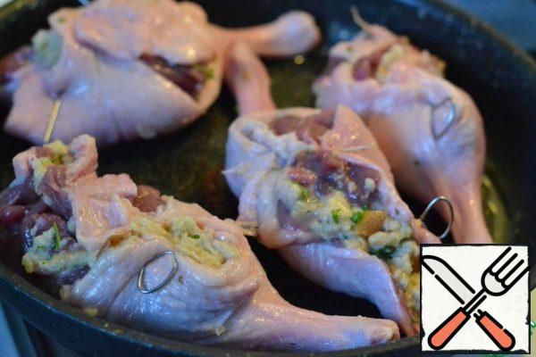 Baking dish lightly greased with sunflower oil.
Lay out stuffed duck thighs skin down. Sprinkle with cumin.
Bake in a preheated oven at 180* until tender.
During baking, periodically water the thighs with the released juice.