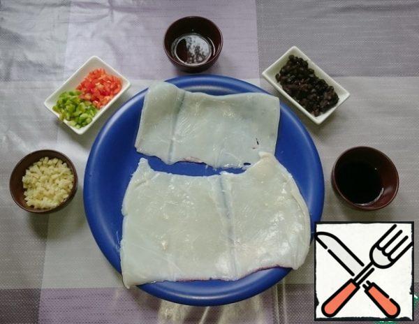 Squid carcasses are cut on one side, cleaned of the remaining veins and any insides.
Peel the garlic and ginger, cut the garlic into plates, ginger into a small cube.
Cut the pepper diagonally or into small cubes, remove the seeds and partitions. The amount of pepper depends on the love of spicy.
