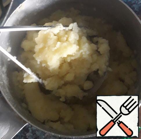 Boil potatoes in salted water, drain all water and puree with oil. Mix with the fried minced meat, cool the filling a little.