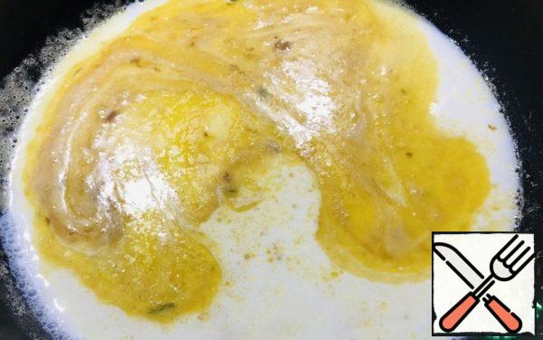 Preparing the sauce.
Melt the butter in a frying pan and add 50 gr. flour, mix well so that there are no flour lumps, add milk, salt, pepper to taste-warm up, add cream and 40 gr. hard cheese.
Mix it.
