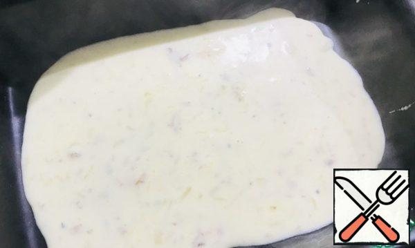 Put a little sauce on the bottom of the mold with a diameter of 26-14 cm.
