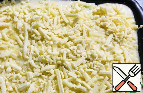 Put more sauce and ricotta with spinach on the leaves to completely cover.
Continue in the same way until you have laid all the lasagna sheets.
Pour the sauce on top and sprinkle with 40 gr. cheese.
