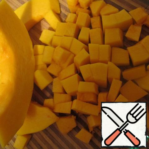 Meanwhile, peel the pumpkin, cut into cubes.