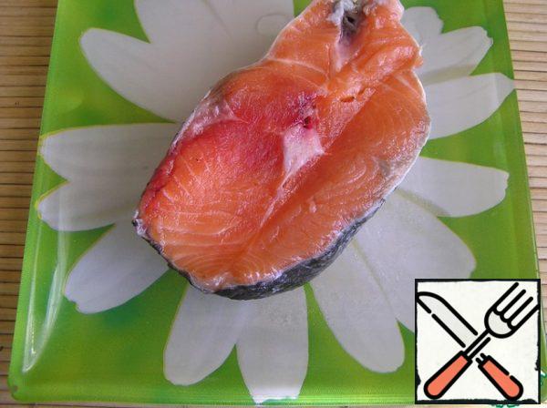 Salmon steak pour lemon juice. Please stop your attention on the fact that fat fish is much more useful than lean. After all, in fish oil a lot of those substances that we can not get from any other product, but more on that later.