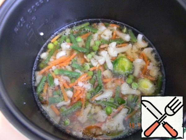 We load vegetables and rice into a slow cooker, add salt to taste, lemon zest, water and soy sauce and put it "steamed" for 20 minutes.
