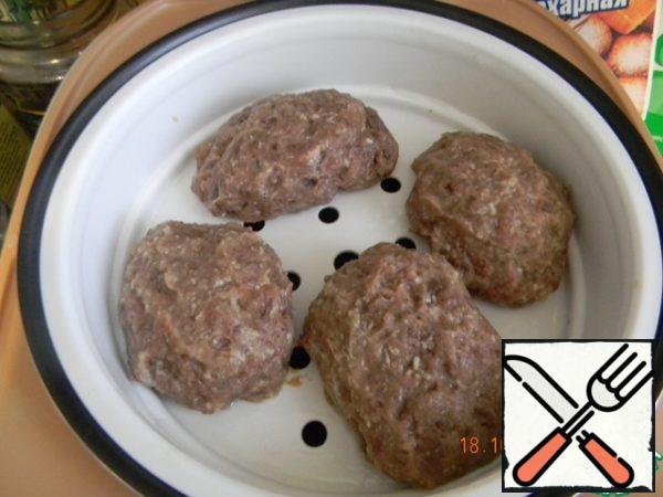 Ideal for those who follow the figure. A few spoonfuls of instant oatmeal can be poured with cold water and, when they swell slightly, pour into minced meat. The main thing after that is to stir it well, otherwise you may get cutlets with oatmeal porridge. If the filling is well kneaded, the flakes will make the meatballs lush. Bake the meatballs in the "steamed" multicooker mode for 20 minutes.