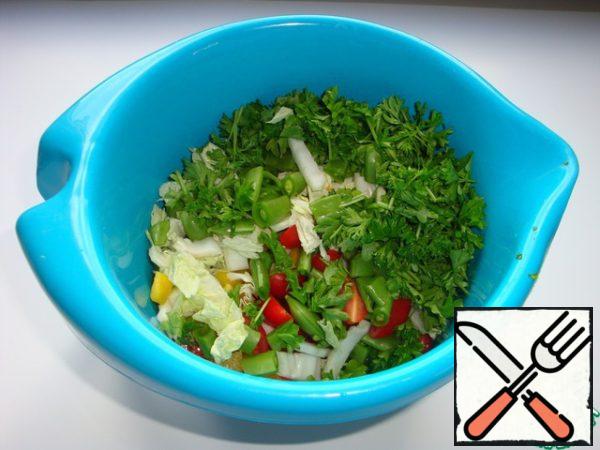 Cut vegetables, lettuce and parsley (tomatoes, if necessary, cut lengthwise in half).