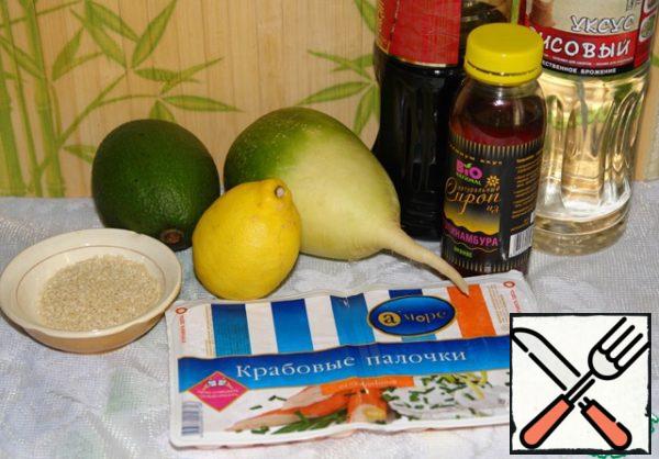 These are the products we need. There is no sesame oil in the photo.
Wash the radish and avocado, squeeze out a little lemon juice, about 1 teaspoon.
