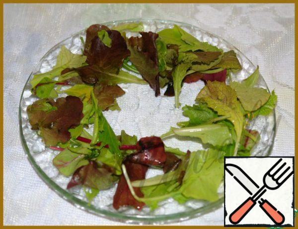 We put lettuce leaves on a plate, wash the salad mixture (but you can serve it without salad, it will still be delicious).
